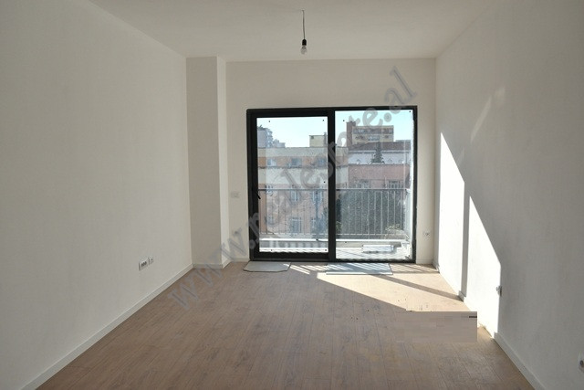 Zyre me qira ne rrugen e Barrikadave ne Tirane